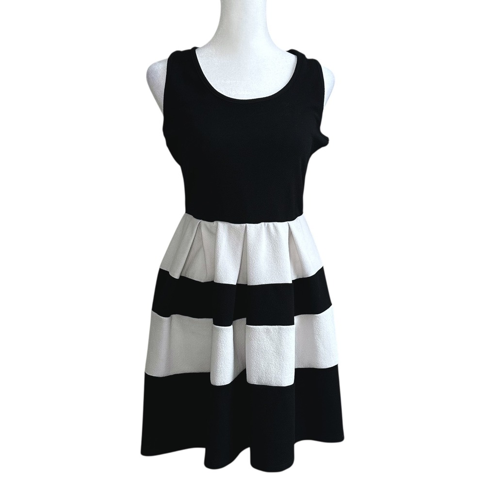 Finn & Clover Black White Striped Fit Flare Keyhole Back Dress D56S18-Y Sz Med
